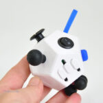 Cube anti-stress blanc avec 12 faces interactives