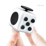 Cube de relaxation noir et blanc, idéal pour les moments de stress