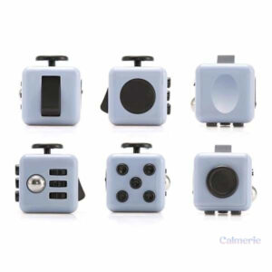 Accessoire fidget cube en blanc et noir, parfait pour les mains actives