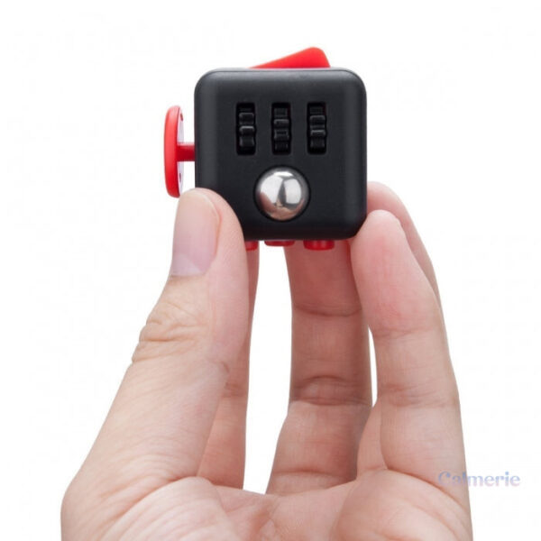 Cube antistress rouge et noir pour une stimulation tactile