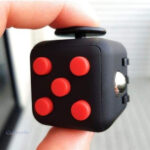Jouet de bureau Fidget Cube en rouge et noir pour se relaxer