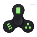 Main tenant un Hand Spinner Bouton, parfait pour se détendre