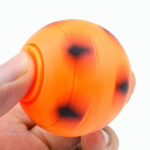 Hand spinner avec motif de ballon de foot, idéal pour les passionnés