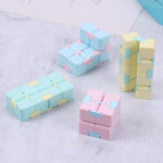 Cube fidget coloré en pastel pour la concentration