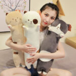 Peluche douce et longue en forme de chat, apaisante à toucher