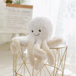 Détente avec une peluche pieuvre Kawaii