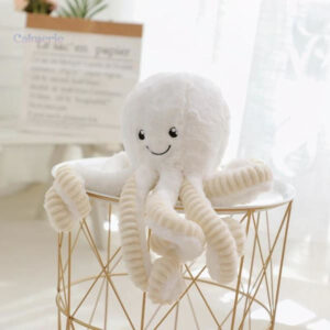 Détente avec une peluche pieuvre Kawaii