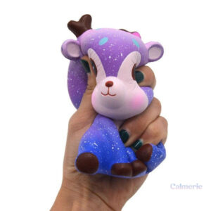Cerf squishy aux motifs galactiques