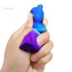 Détente et jeu avec ce squishy dinosaure original et souple