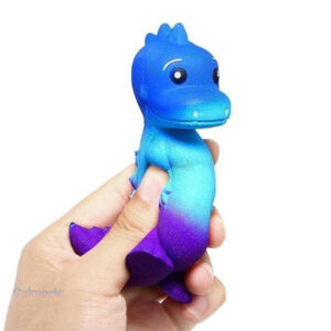 Détail d'un squishy dinosaure aux couleurs galactiques