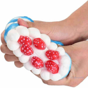 Détail du squishy gâteau fraise, doux et moelleux au toucher