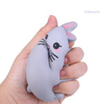 Figurine squishy en forme de lapin gris, idéale pour la relaxation