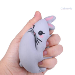 Figurine squishy en forme de lapin gris, idéale pour la relaxation