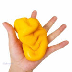 Accessoire squishy représentant une mangue, souple et agréable