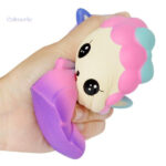 Mouton squishy aux teintes galactiques, parfait pour la détente