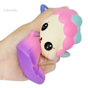Mouton squishy aux teintes galactiques, parfait pour la détente