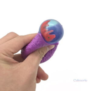 Détente avec un squishy oeuf de dinosaure mignon